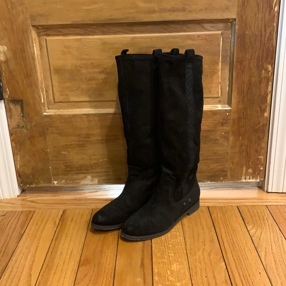 Women’s knee length Boots.